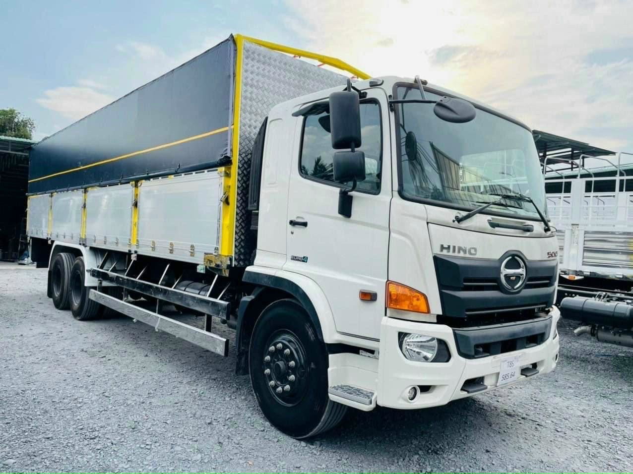 xe tải 3 chân chở hàng tại phú yên