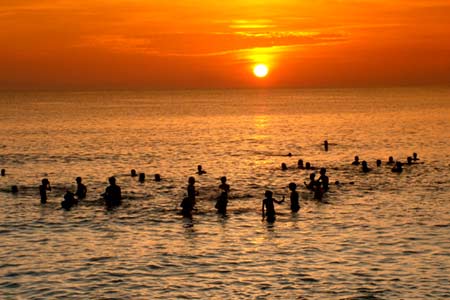 tắm biển buổi sáng ở tuy hòa